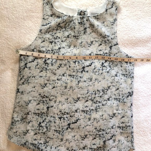 H&M sleeveless blouse/ white w abstract grey pattern - Picture 9 of 10